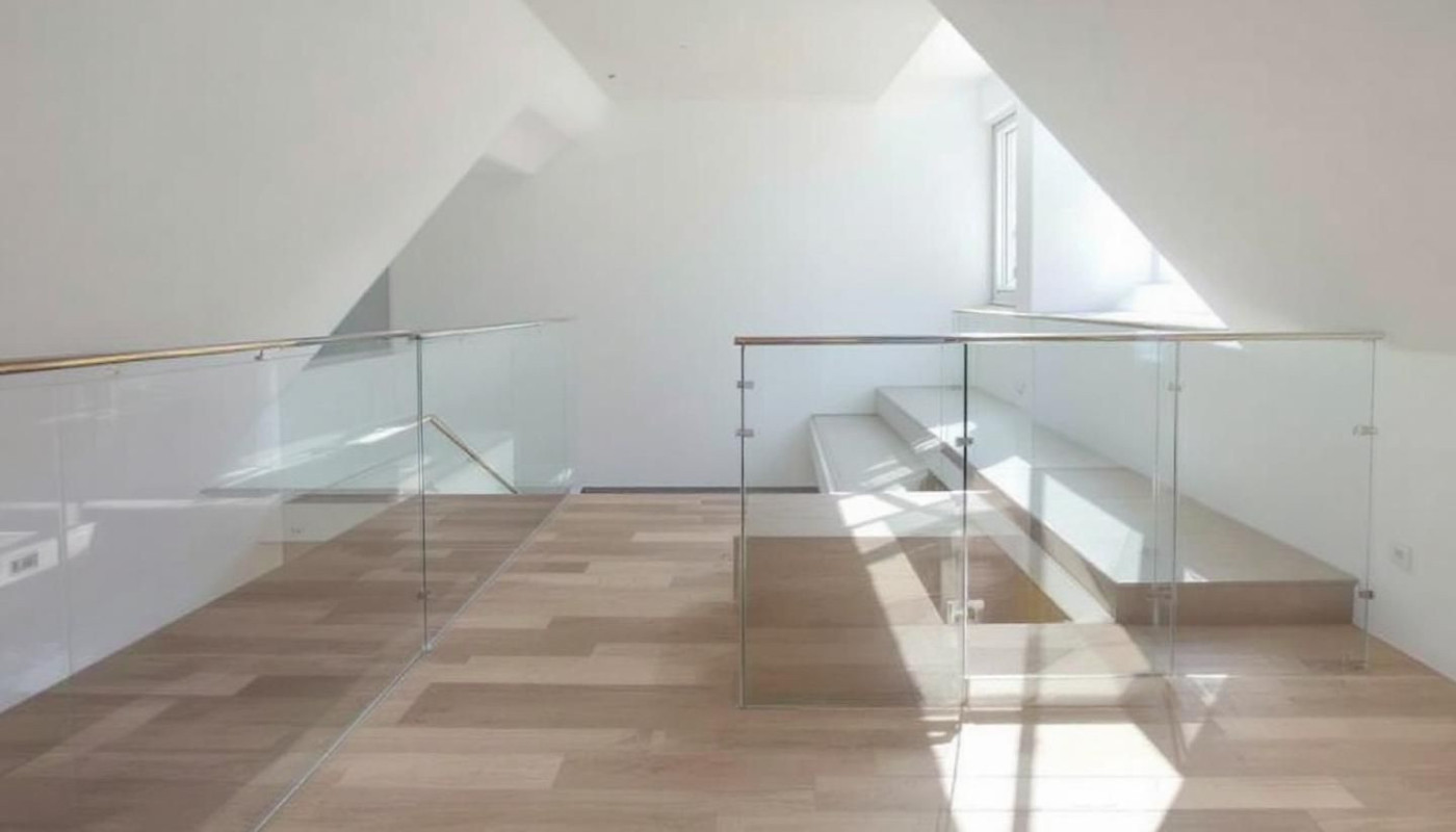 Maximiser l'espace : est-il judicieux d'utiliser du plexiglas pour une mezzanine ?